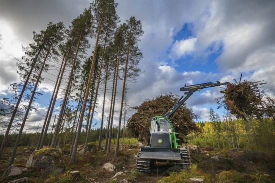 <span><span><span><span><span><span><span><span><span>Biobränslet är framtaget i närområdet och består av flisad grot (grenar och toppar) som är en förnybar energikälla jämfört med ändliga alternativ såsom olja, kol och kärnkraft. Energin som utvinns från groten produceras helt och hållet av resurser som annars skulle gått förlorade.<br /></span></span></span></span></span></span></span></span></span>