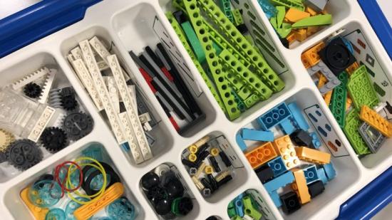 Eleverna får lära sig grunderna i programmering med hjälp av Lego Education i ett innovativt, utmanande och lärorikt upplägg.