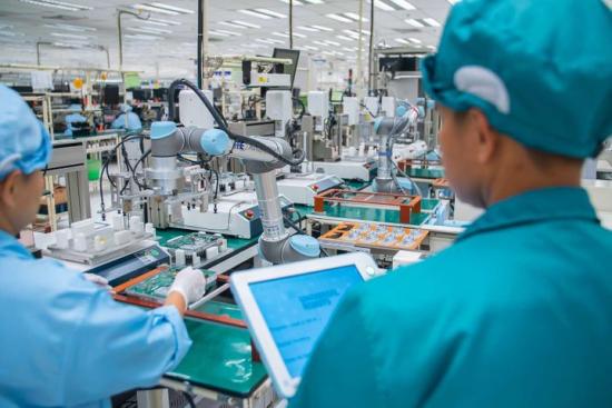 Elektronikindustrin integrerar entusiastiskt kollaborativa robotar i verksamheten.