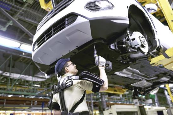 Det artificiella exoskelettet fördelar tyngd till höfterna och minskar förslitningen på Fords medarbetare i fabriken i Valencia i Spanien.