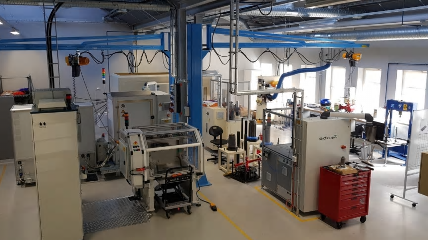 Det produktionstekniska laboratoriet har byggts upp i ett rum på mötesplatsen Assar Industrial Innovation Arena i Skövde.