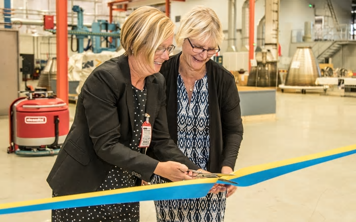 Kristina Jonäng (t v), ordförande för regionala utvecklingsnämnden i Västra Götalandsregionen, klipper bandet tillsammans med Anna Rathsman, generaldirektör Rymdstyrelsen.