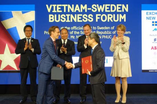 Fr v bak: Vu Tien Loc, Chairman VCCI, Nguyen Xuan Phuc, Vietnams premiärminister, Stefan Löfven, Sveriges statsminister, och Ylva Berg, vd Business Sweden. Fram fr v: Tony Moberg, ABB, Manager Tendering & Sales GPQS, och Phung Bao Thach, Director General of Department of International Cooperation.