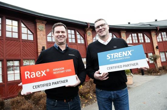 Johan Helge från Stålgross och Per Johansson från SSAB placerar de två nya skyltarna vid Stålgross kontor i Jönköping.