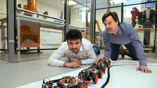 Automationslabb vid Högskolan i Gävle. Studenten Shaikh Masud Rana och Niclas Björsell
