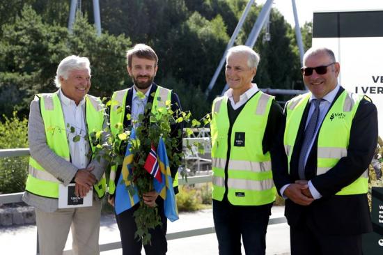 På bild från vänster: Olav Breivik, styrelseordförande i Viken Skog, näringsminister Jan Christian Vestre, statsminister Jonas Gahr Støre och Christoph Michalski, VD BillerudKorsnäs.