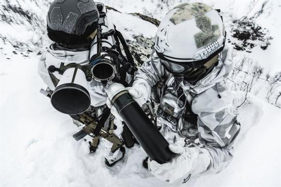 Soldater som laddar Carl-Gustaf M4.