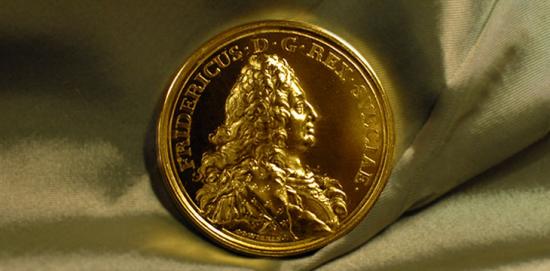 Den stora guldmedaljens utseende fastställdes 1751. Till framsidan användes en stämpel med bild av Fredrik I och omskriften Fridericus D. G. Rex Sveciae. På baksidan finns präglat en \
