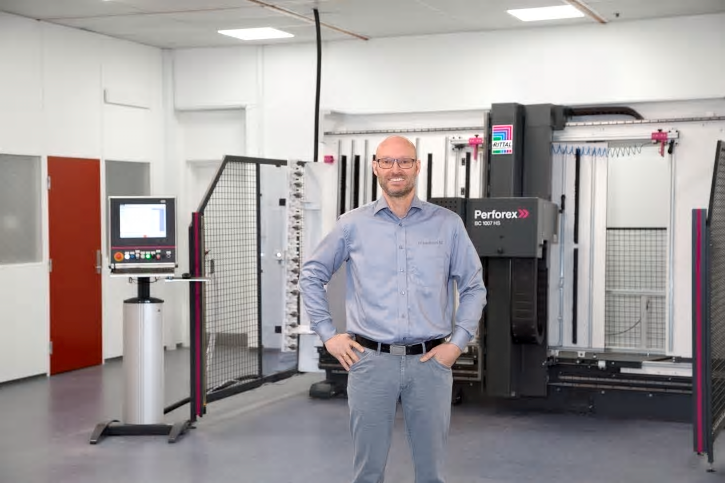 VD Lars Farsø på FH Automation räknar med att årligen spara 1 200 arbetstimmar i produktionen av automatikskåp efter att ha effektiviserat och automatiserat med hjälp av Rittal. Förnyelsen förbättrar samtidigt arbetsmiljön.