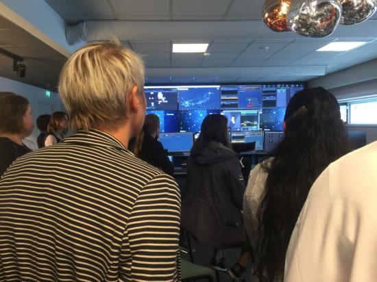 Eftermiddagen bjöd också på ett spännande besök i Epirocs kontrollrum, där det visades prov på teknikens kapacitet och möjligheter när det gäller styrning av gruvmaskiner.