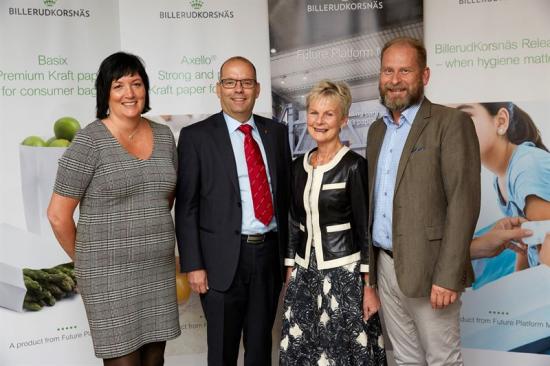 <span><span>Från vänster till höger: Petra Einarsson</span><span> VD och koncernchef BillerudKorsnäs, Carl Fredrik Graf tillträdande landshövding i &Ouml;stergötlands län, Elisabeth Nilsson avgående landshövding i &Ouml;stergötlands län och Håkan Krantz fabrikschef Skärblacka produktionsanläggning.</span></span>