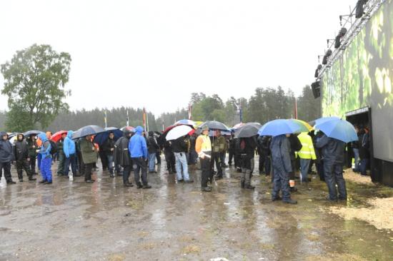 Nu har mässan öppnat, besökare från hela världen strömmar till Elmia Wood. Glada miner trots regnet.