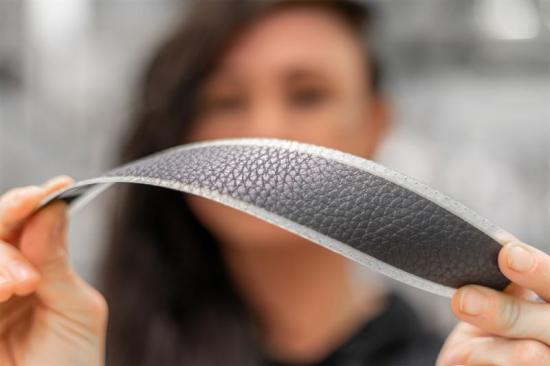 <span><span><span>Exegers material är unikt på marknaden med den patenterade fotovoltaiska tekniken som möjliggör ljusladdning både utomhus i direkt solljus och inomhus i begränsat eller artificiellt ljus. </span></span></span>
