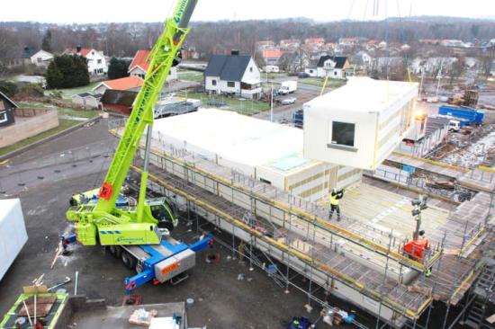 Första leveranserna av färdiga husvolymer från Deromes nya husfabrik i Värö lyfts på plats i Träslövs trädgårdsstad i Varberg.
