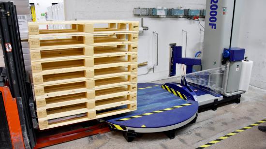 Med PallPacks maskin kan man ställa på pallen, backa undan trucken och starta inplastningen från trucken. PallPack 2000F används vid sidan av den helautomatiska produktionslinjen och plastar cirka 50–60 pallar per dygn och vid underhållsstopp drygt det dubbla.