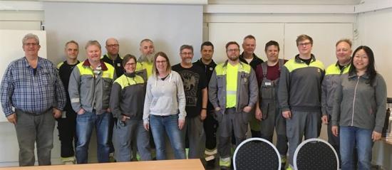 Ett tjugotal medarbetare på Skutskärs Bruk ingår i satsningen på att få en mer hälsosam livsstil. Fr v Thomas Fernqvist, Robert Busk, Jan-Olov Olsson, Lasse Aspelin, Seija Andersson, Robert Sanderfors, Maria Knuts, Joakim Carlsson, Dan Karlsson, Robert Sanderfors, Mikael Holmgren, Reijo Hautala, Jimmy Kohrs, Claus Zetterberg och Natasja Deutsch.