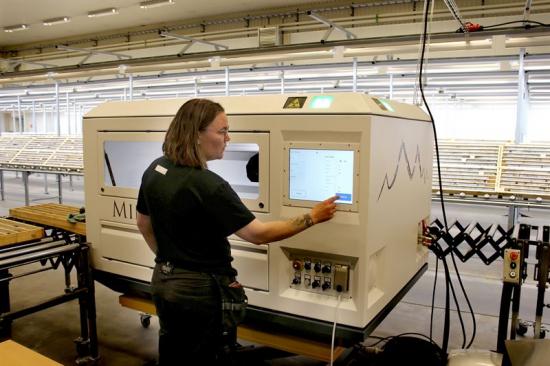 Tekniker Johanna Pallari på LKAB digitaliserar borrkärnor genom att skanna dem med Minalyzer CS. Den insamlade datan används för att ta fram och träna algoritmer för att automatisera loggning av borrkärnor.