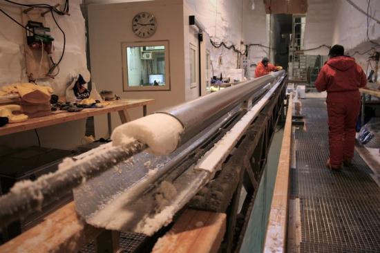 Sedimentet som analyserats kommer från tyska sjöbottnar. Innehållet i de 60 000 år gamla sedimentkärnorna har sedan jämförts med klimatdata från tre kilometer långa borrkärnor som tagits upp från mellersta Grönland.