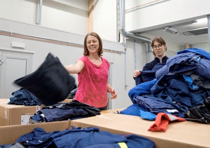 Gamla textilier kan bli ny råvara. Här inleder Wargön Innovations projektledare Susanne Eriksson och sorteringsledare Tove Runefelt arbetet med att sortera de 4,2 ton kläder som sedan kan återvinnas eller återanvändas.