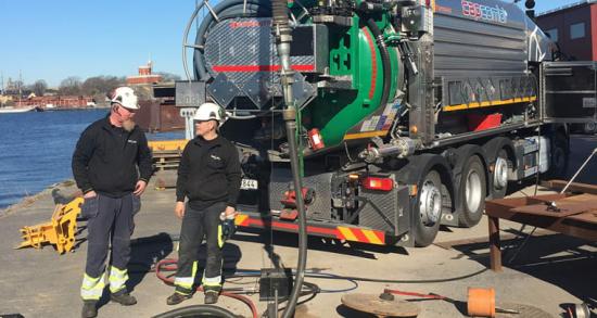 Paul Högman och Jonas Winberg är ensamma om sin kunskap och åker runt i hela Sverige för att rengöra tungmetallsavskiljare.