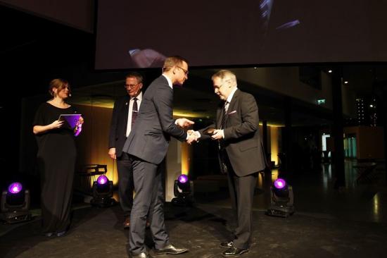  Hans Björklund tar emot priset av Mikael Damberg