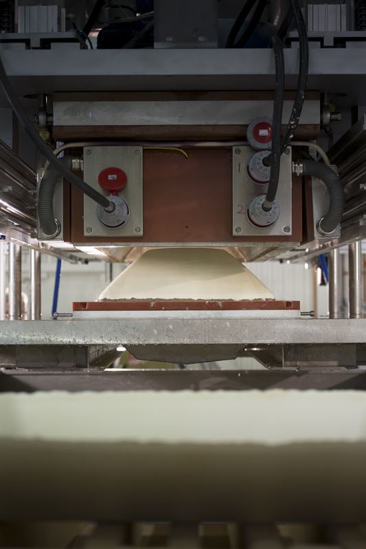 Biokompositen kan användas för att ersätta hårdplast eller spånskivor. Tack vare biokompositens styrka kan mängden råmaterial halveras, vilket också innebär att slutproduktens vikt är hälften av vad en traditionell kista väger.