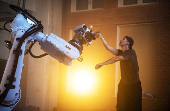 Benke Rydman repeterar med ABB:s industrirobot IRB 6620.