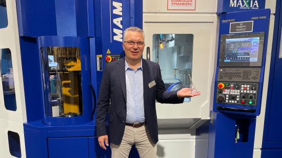 Thomas Hässel från Masentia med Eiffeltornet i aluminium som svarvats fram i en Matsuura MAM72.