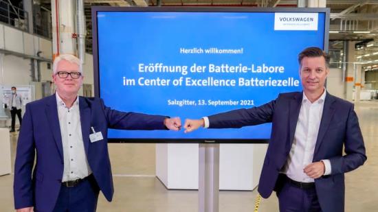 Thomas Schmall och Frank Blome inviger de nya battercellslaboratorierna vid Center of Excellence i Salzgitter.