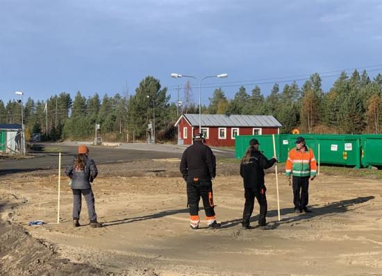 Sara Carlsén från Ecogain och personal från Ragn-Sells under anläggandet av försöksrutorna.