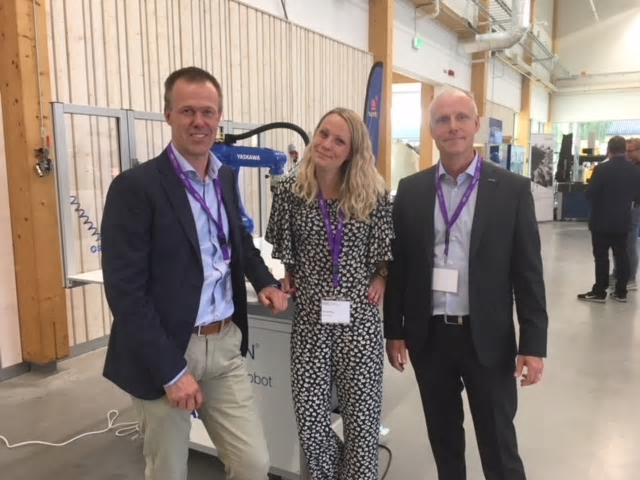 Fr.vänster: Andreas Ulvagården, Volvo CE, Maja Karlberg, verksamhetsansvarig för Epic samt Niklas Richardsson, försäljningschef robotsystem på Yaskawa Nordic.