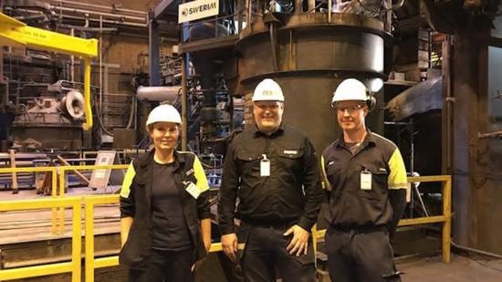 Samlade i Swerims försökshall under försök med att optimera Lindes OXYFINES-teknik. Från vänster Katarina Lundkvist, Swerim, Fredrik Nyman, Linde och Daniel Söderström från SSAB Europe.