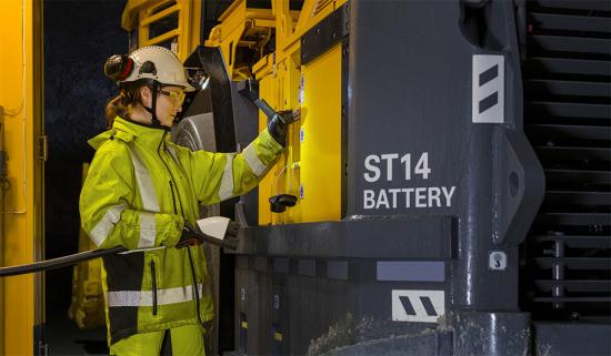 Operatör vid Epirocs elektriska lastare Scooptram ST14 Battery.