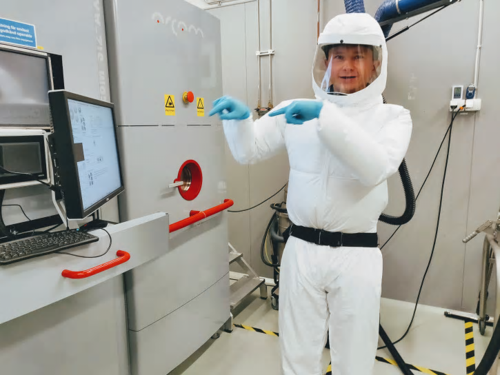 Markus Uhlirsch i labbet för additiv tillverkning av metaller på Swerim.