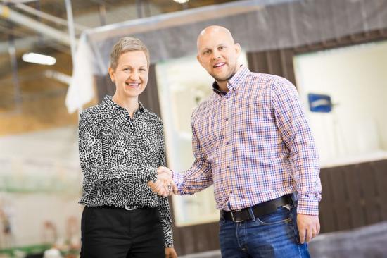Hannele Arvonen, vd och koncernchef i Setra, skakar hand med Magnus Andersson, VD A-hus inom Deromegruppen.