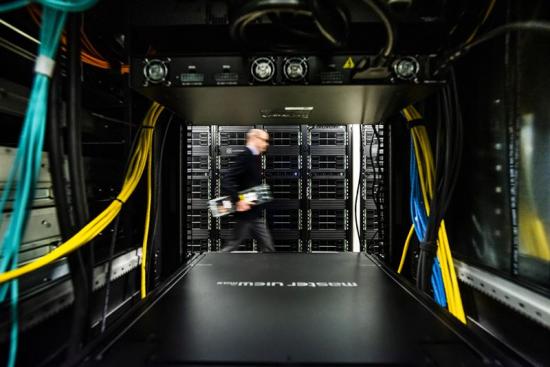 Niclas Andersson, i datorhallen på NSC.