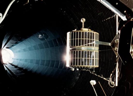ESRO-1A testas vid rymdtekniska anläggningen ESTEC i Holland 1968.