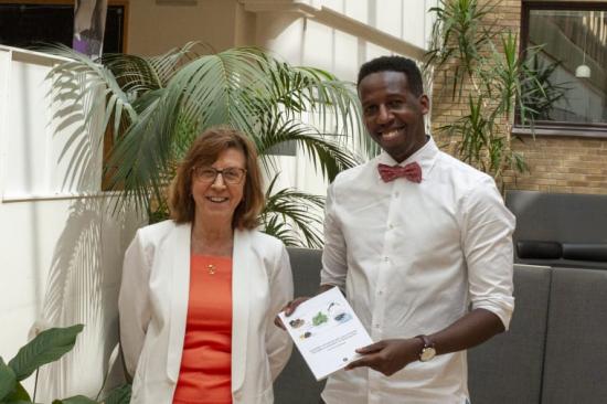 Jean Claude Nzayisenga, Insitutionen för fysiologsik botanik, tillsammans med sin handledare professor Anita Sellstedt.