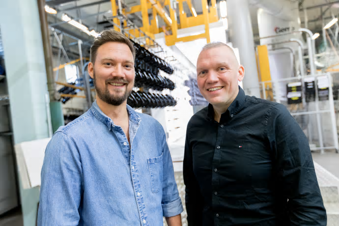 På Industripulver i Anderstorp har linan för pulverlack genomgått en fullständig förvandling med nya ugnar, lackboxar, transportband och kylzoner. Anläggningen är redan i drift och det kommande halvåret kommer den att toppas med ett nytt godshanteringssystem. Det handlar om en kapacitetsökning på runt 50 procent, konstaterar Henrik Dyberg som är operativ chef.