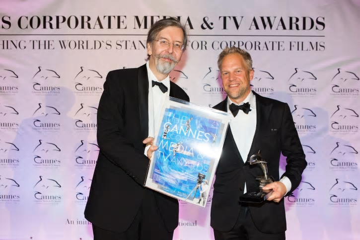 Alexander V. Kammel, grundare av Cannes Corporate Media & TV Awards delar ut priset till Sverker Johansson, Bitzer Production AB, som producerat den prisvinnande filmen åt Future Forests.