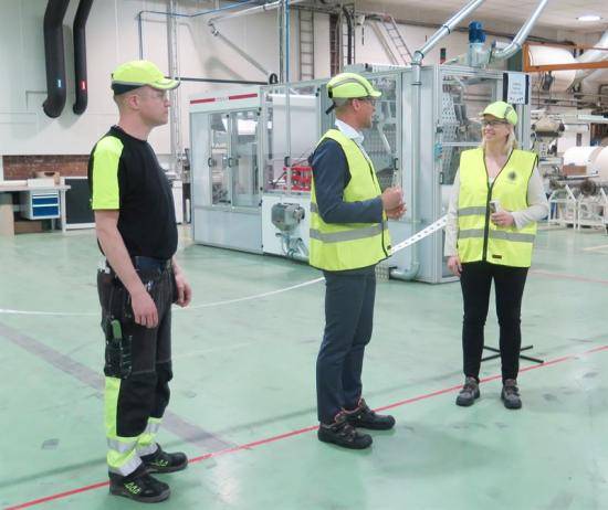 Fr v Daniel Larsson, operatör Stora Enso i Forshaga, Lars Appelqvist, vd Löfbergs och Marie Morin, tf platschef på Stora Ensos bruk i Skoghall.