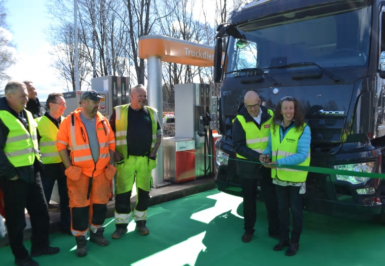 Circle K lanserar milesBIO HVO100 på cirka 20 stationer i Sverige. Här inviger Jenni Altering, Fuel Product Manager och Niklas Karlsson Nörgård, Försäljningschef Heavy Transportation inviger milesBIO HVO100 pumpen på Circle K Skärholmen Syd.