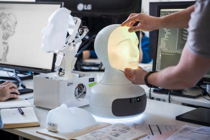 Arbete pågår med att utveckla Tengai - Furhat Robotics och TNG:s nya fördomsfria rekryteringsrobot Tengai.