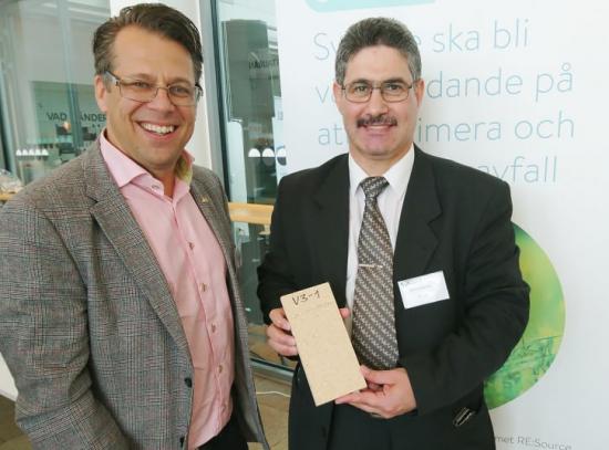 Professor Mahmoud Hameed (till höger), specialist på träteknik och träindustri, arbetar tillsammans med NSR, där Kim Olsson är vd, för att ta fram miljövänliga spånplattor av träavfall.