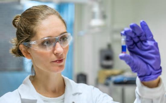 Nathália Vieceli forskar på att återvinna metaller ur uttjänta litiumjonbatterier vid Chalmers i Göteborg och mottagare av Renovas Miljöstipendium 2020.