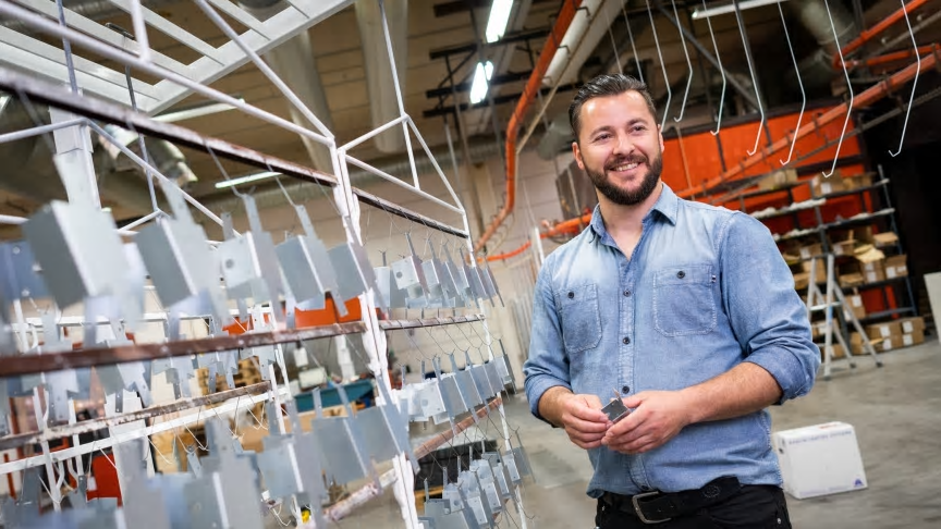 Agan Sela studerar produktionsutveckling men jobbar 60 procent som maskinoperatör på Proton Lighting, parallellt med studierna.
