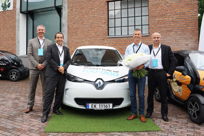 &Aring;smund Gillebo med den hundratusende sålda Renault elbilen överlämnad av Anders Gadsboll, VD RBI Norge AS