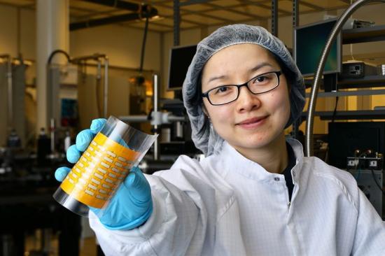 Dan Zhao med den superkänsliga och tryckbara sensorn.
