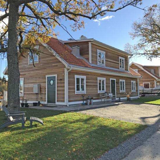 Södras projektstöd levererar fasader i cederträ till projektet. I det barnvänliga, lugna och lummiga Ekviken Mariefred precis intill Mälaren bygger Kruus bygg kedjehus, radhus och villor. Bostäderna har en cederträpanel med detaljer i cederträspån på delar av fasad och på taket över verandan.