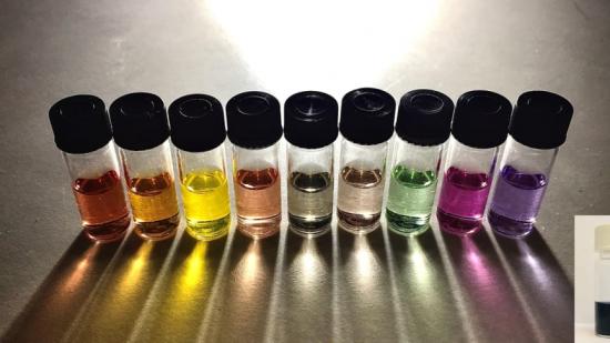 Polymerprickarna i den svarta lösningen (infälld bild) kan absorbera mer ljus och visar upp bättre fotokatalytiska egenskaper än de enkla polymerprickarna i de färgade lösningarna.